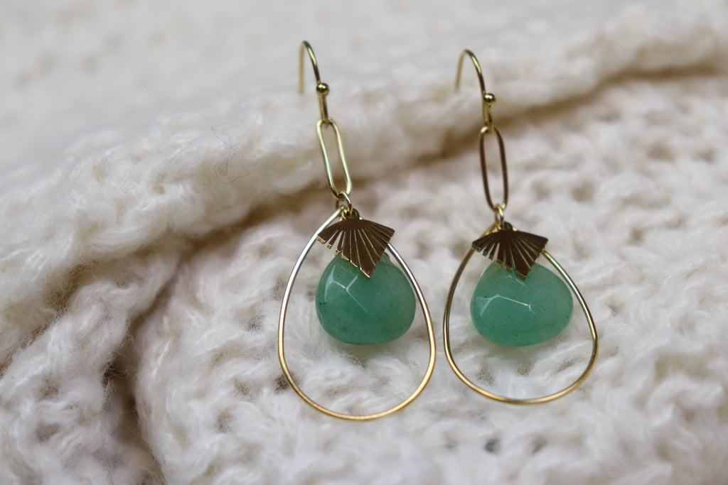 Tear drop earrings with green stone (Gold)